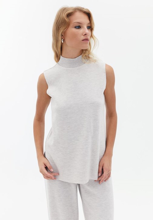 Straight-Fit Pantolon ve Kolsuz Atlet Kombini