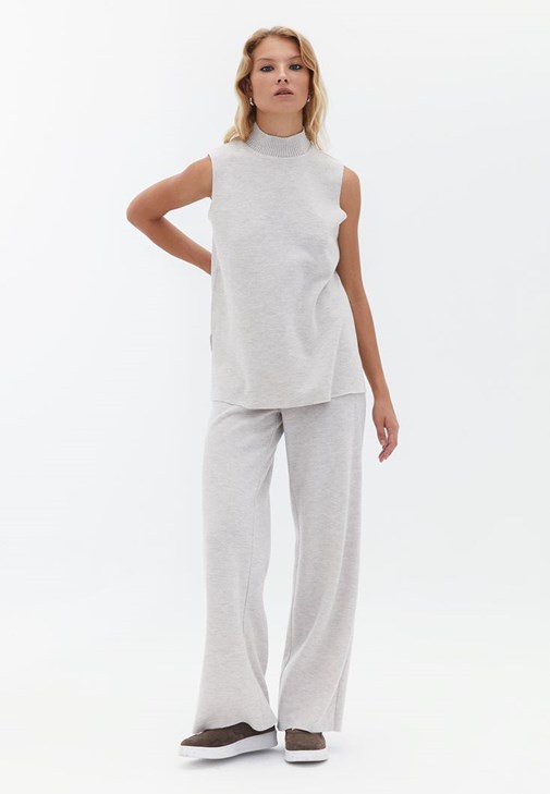 Straight-Fit Pantolon ve Kolsuz Atlet Kombini