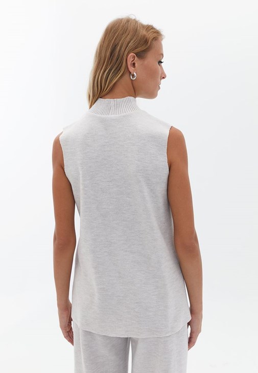Straight-Fit Pantolon ve Kolsuz Atlet Kombini
