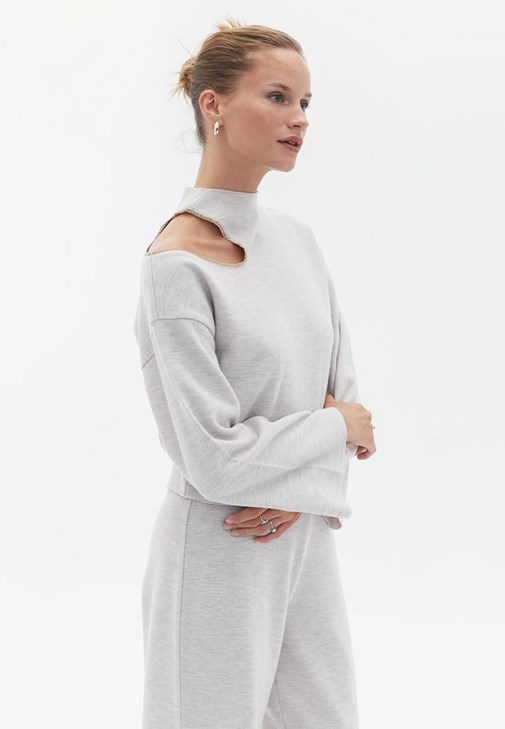 Cut-Out Detaylı Kazak ve Pantolon Kombini