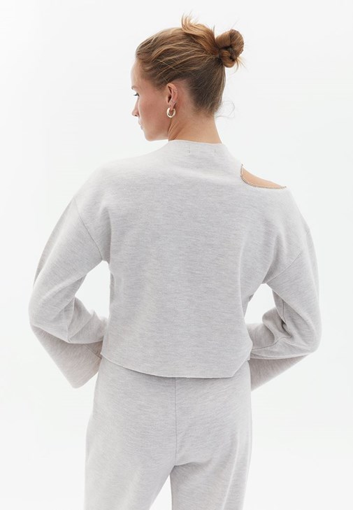 Cut-Out Detaylı Kazak ve Pantolon Kombini