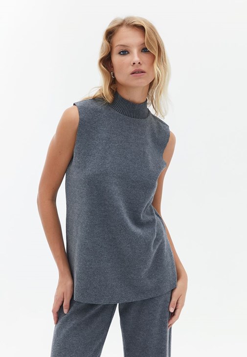 Straight-Fit Pantolon ve Yüksek Yaka Atlet Kombini