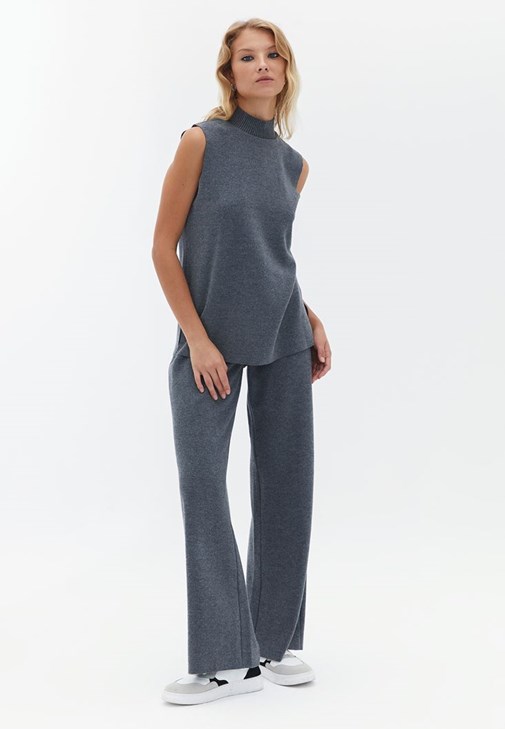 Straight-Fit Pantolon ve Yüksek Yaka Atlet Kombini