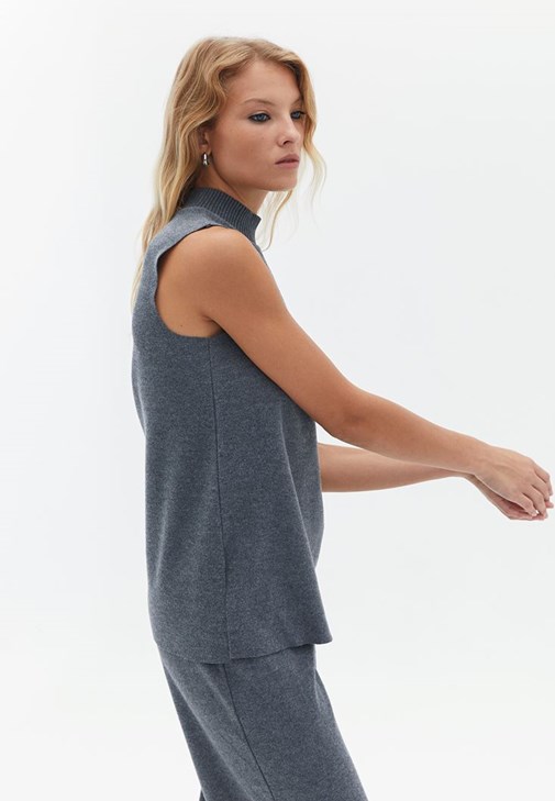 Straight-Fit Pantolon ve Yüksek Yaka Atlet Kombini