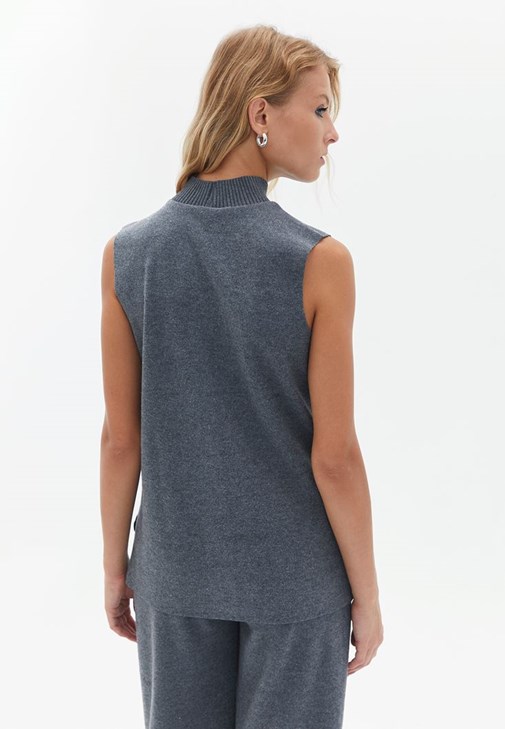 Straight-Fit Pantolon ve Yüksek Yaka Atlet Kombini