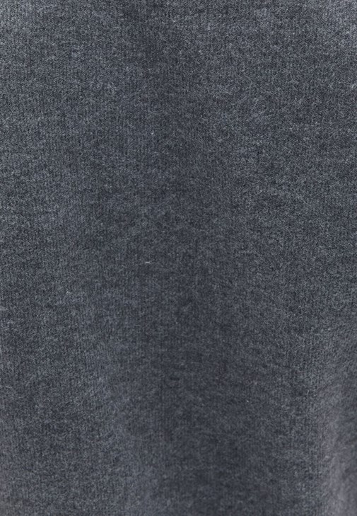 Straight-Fit Pantolon ve Yüksek Yaka Atlet Kombini