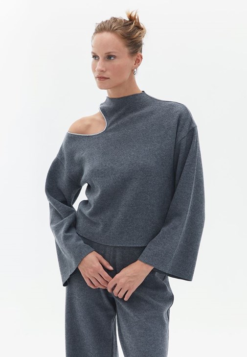 Cut-Out Detaylı Kazak ve Straight-Fit Pantolon Kombini
