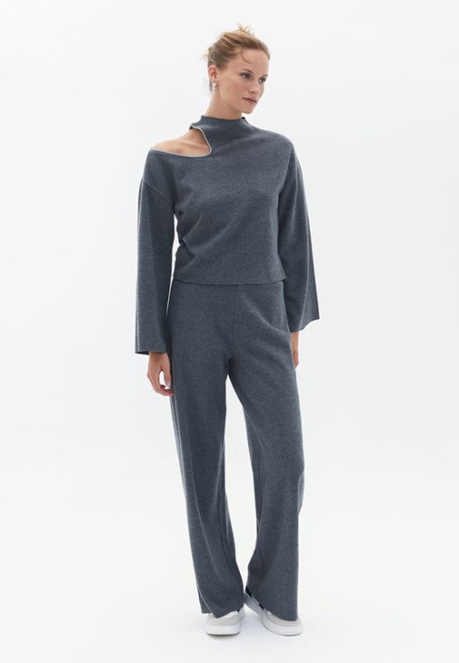 Cut-Out Detaylı Kazak ve Straight-Fit Pantolon Kombini