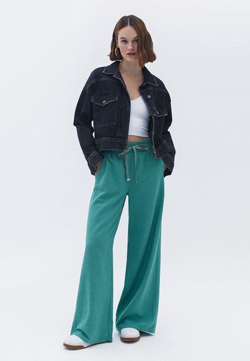 Orta Bel Pantolon ve Denim Ceket Kombini