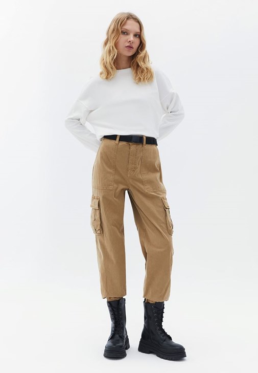 Kemerli Tencel Pantolon ve Tişört Kombini