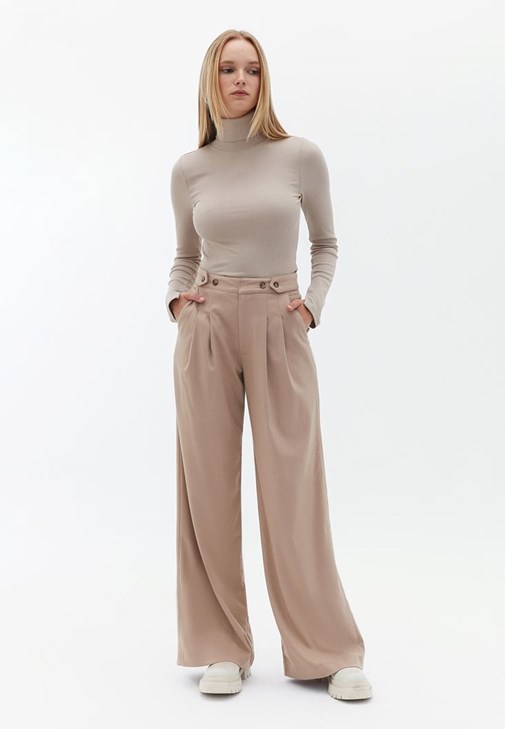 Wide-Leg Pantolon ve Uzun Kollu Tişört Kombini