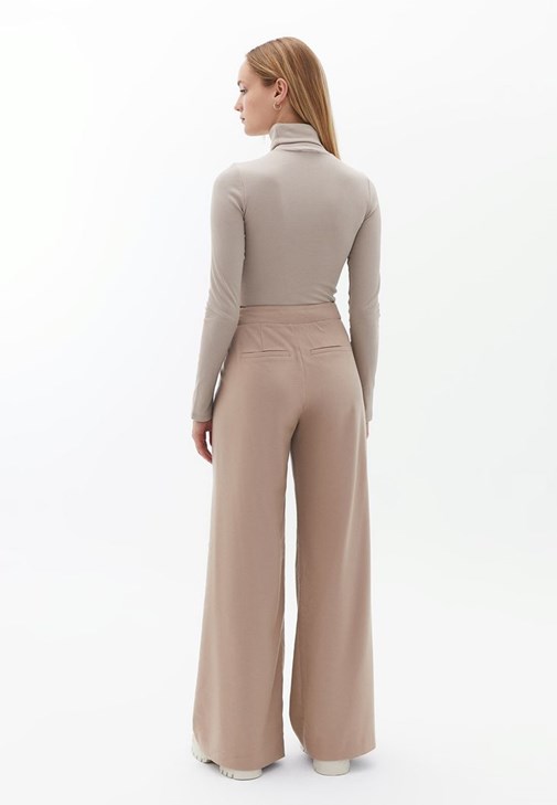 Wide-Leg Pantolon ve Uzun Kollu Tişört Kombini