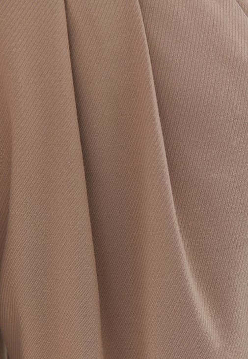 Wide-Leg Pantolon ve Uzun Kollu Tişört Kombini