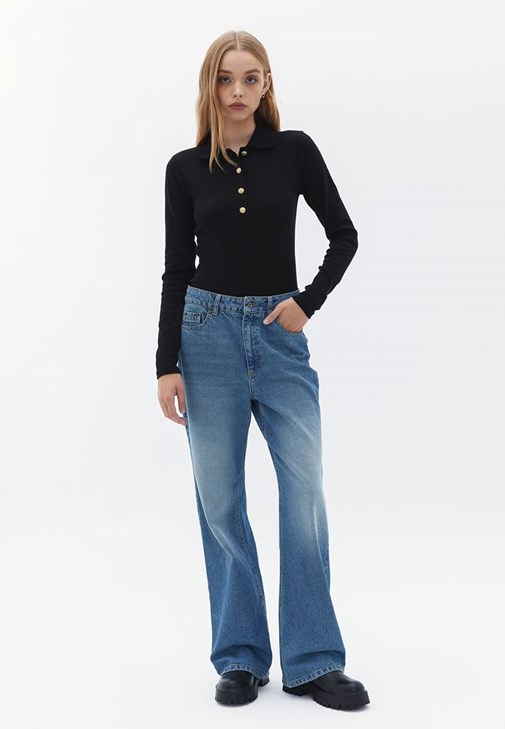 Polo Yaka Bluz ve Denim Pantolon Kombini