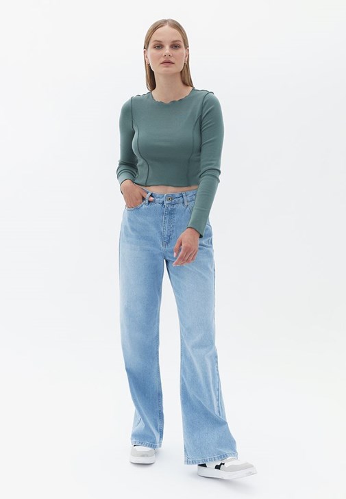 Crop Tişört ve Denim Pantolon Kombini