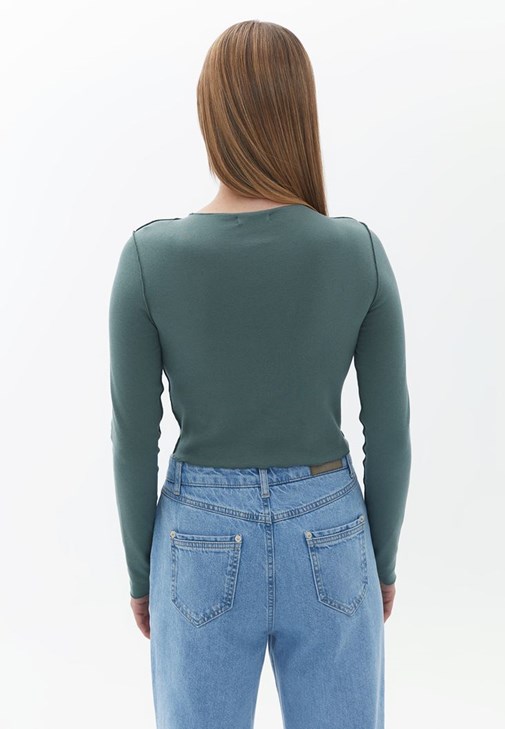 Crop Tişört ve Denim Pantolon Kombini