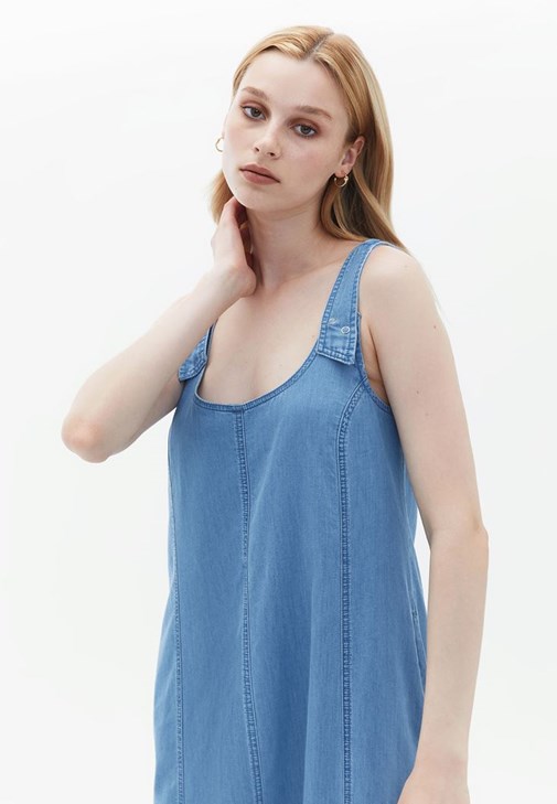 Uzun Denim Elbise ve Terlik Kombini