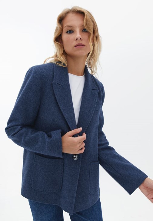 Yünlü Blazer ve Denim Pantolon Kombini 