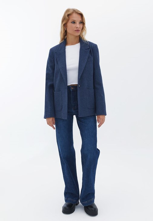 Yünlü Blazer ve Denim Pantolon Kombini 