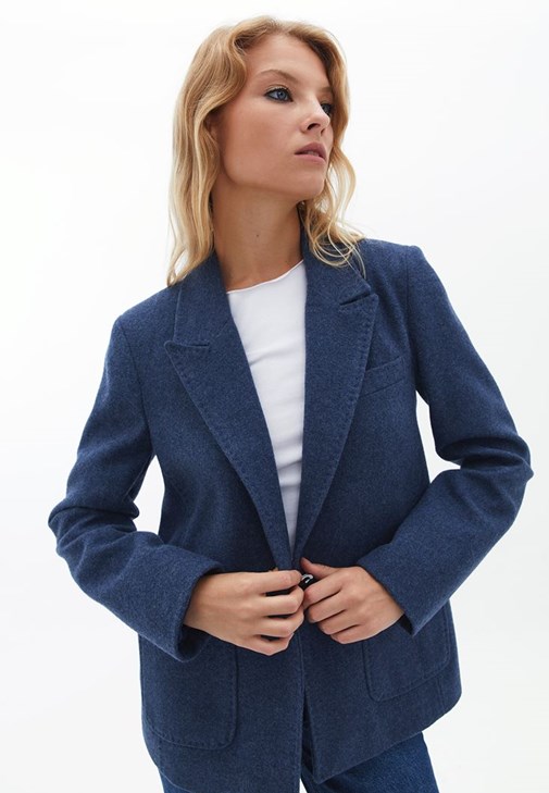 Yünlü Blazer ve Denim Pantolon Kombini 
