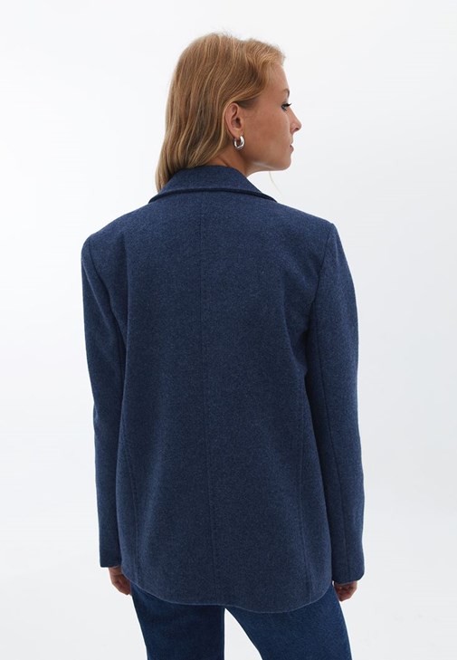 Yünlü Blazer ve Denim Pantolon Kombini 