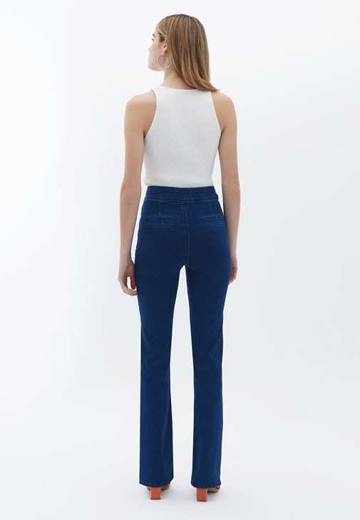 Bootcut Pantolon ve Triko Atlet kombini
