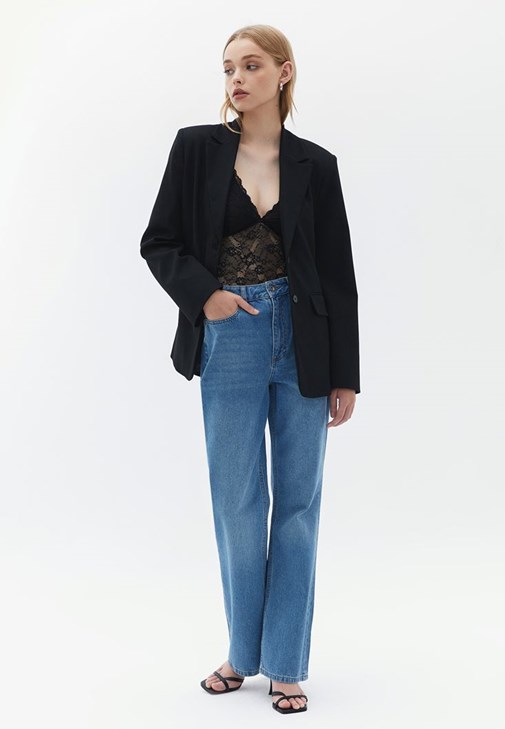 V Yaka Blazer Ceket ve Denim Kombini