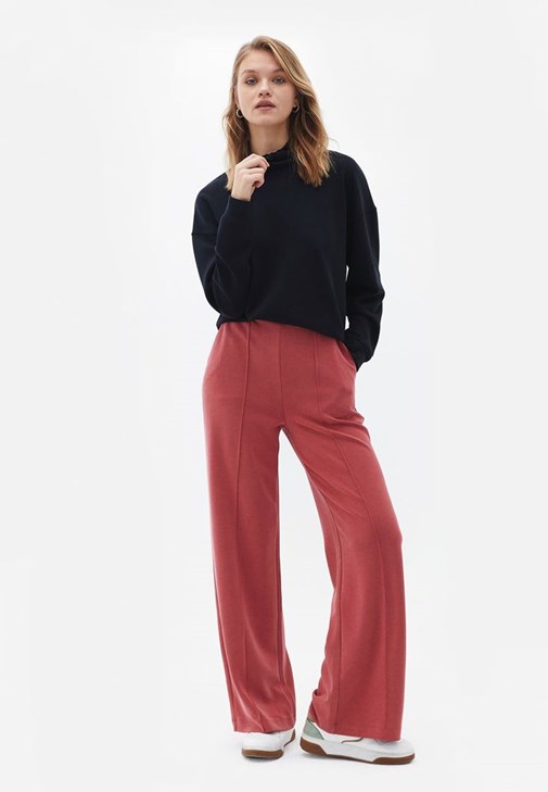 Loose-Fit Tişört ve Wide-Leg Pantolon Kombini