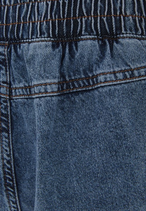 Baggy-Fit Denim Pantolon ve Tişört Kombini