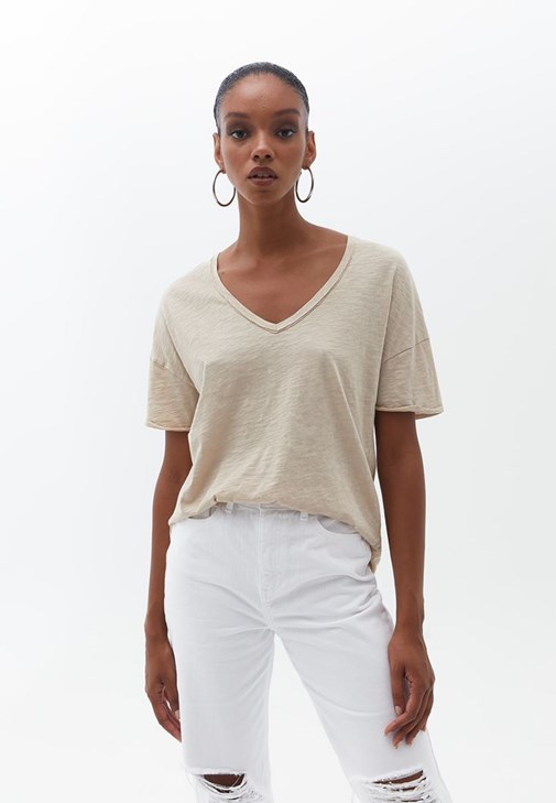 V Yaka Oversize Tişört ve Straight-Fit Pantolon Kombini