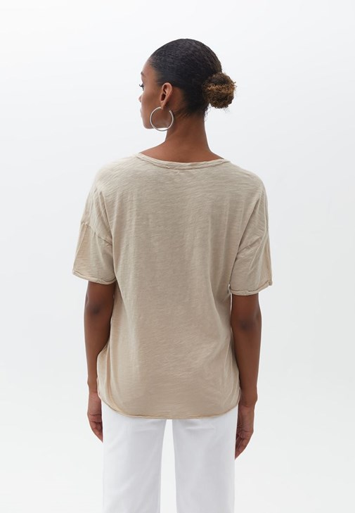 V Yaka Oversize Tişört ve Straight-Fit Pantolon Kombini