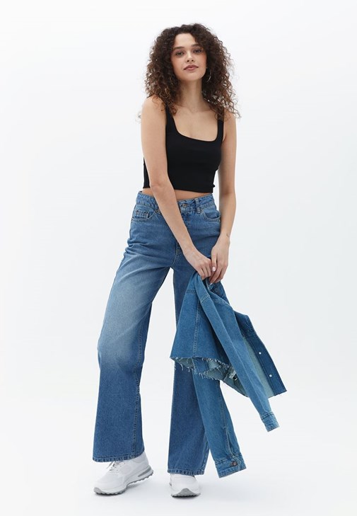 Pamuklu Crop Atlet ve Denim Pantolon Kombini