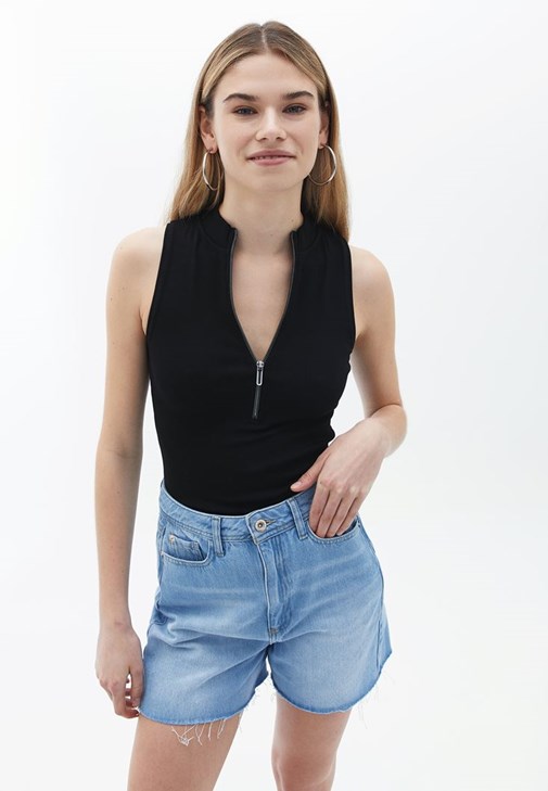 Fermuarlı Atlet ve Denim Şort Kombini