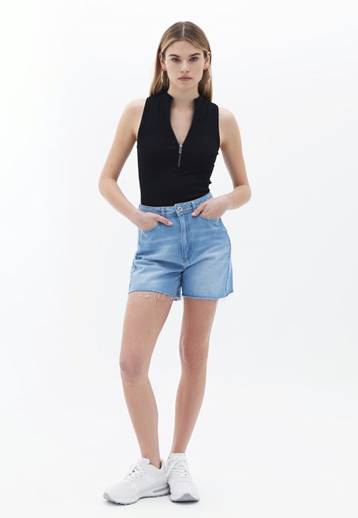 Fermuarlı Atlet ve Denim Şort Kombini