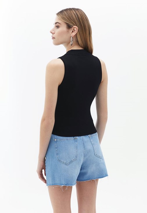 Fermuarlı Atlet ve Denim Şort Kombini