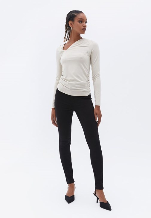 Kruvaze Yaka Bluz ve Skinny-Fit Pantolon Kombini