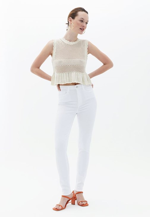 Skinny-Fit Pantolon ve Ajurlu Kazak Kombini