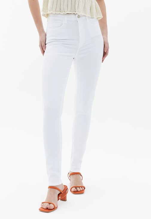 Skinny-Fit Pantolon ve Ajurlu Kazak Kombini