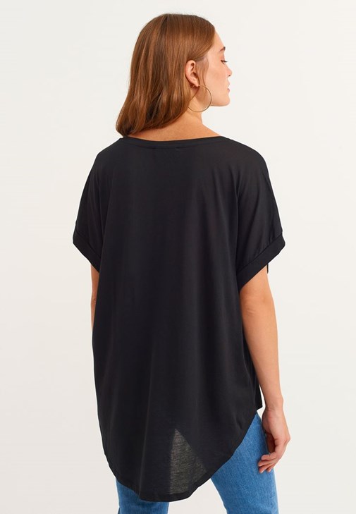 Oversize Tişört ve Boru Paça Pantolon Kombini