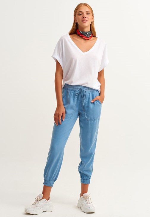 Oversize Tişört ve Denim Jogger Kombini