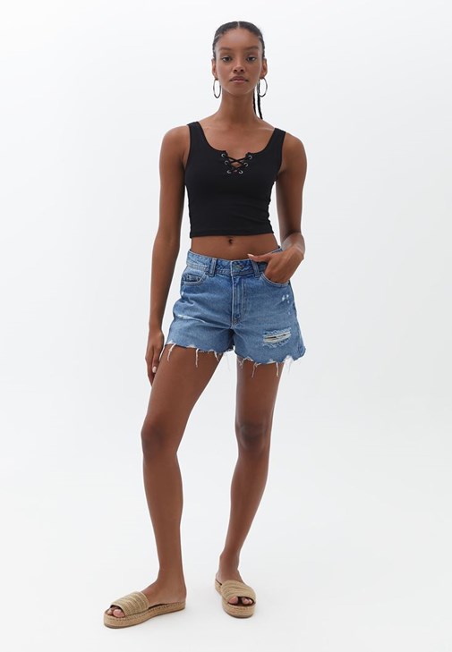 Bağcıklı Atlet ve Denim Şort Kombini