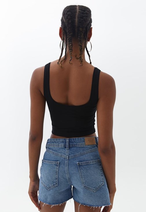 Bağcıklı Atlet ve Denim Şort Kombini