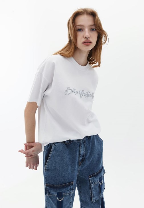 Tişört ve Denim Baggy-Fit Pantolon Kombini