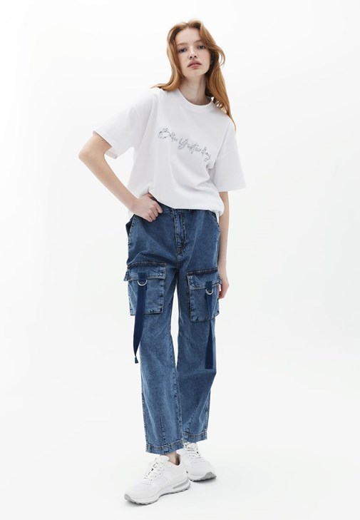 Tişört ve Denim Baggy-Fit Pantolon Kombini
