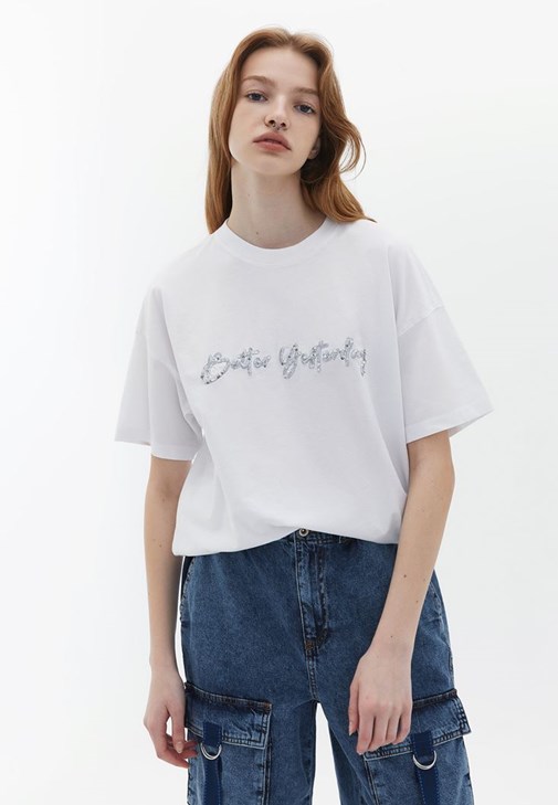 Tişört ve Denim Baggy-Fit Pantolon Kombini