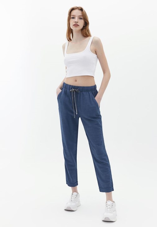 Carrot-Fit Pantolon ve Halter Yaka Atlet Kombini