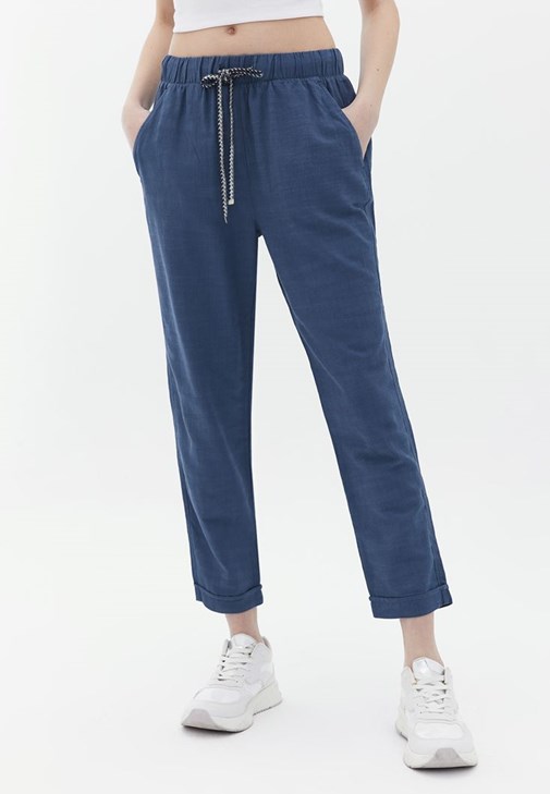 Carrot-Fit Pantolon ve Halter Yaka Atlet Kombini