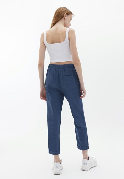 Carrot-Fit Pantolon ve Halter Yaka Atlet Kombini