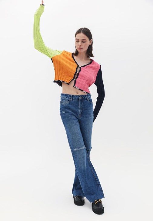 Crop Hırka ve Denim Pantolon Kombini