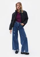 Pamuklu Tişört ve Loose-Fit Mont Kombini